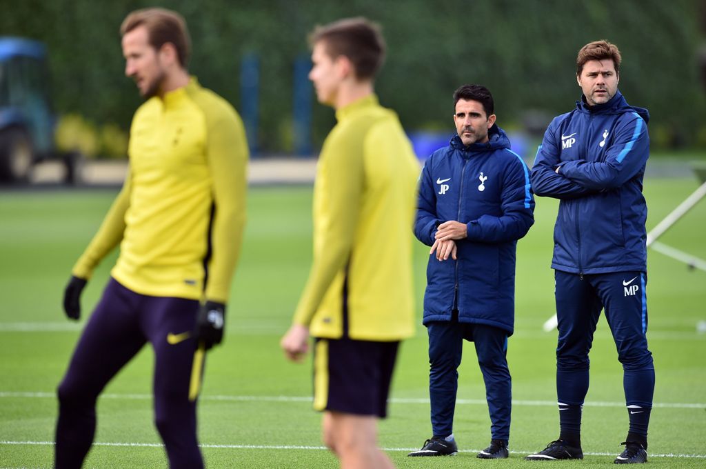 Tottenham Hotspur's Argentinian head coach Mauricio Pochettino (R) stands with assistant manager Jesus Perez (2R) during a training session at Tottenham Hotspur's Enfield Training Centre, north-east of London, on October 31, 2017 on the eve of their UEFA 