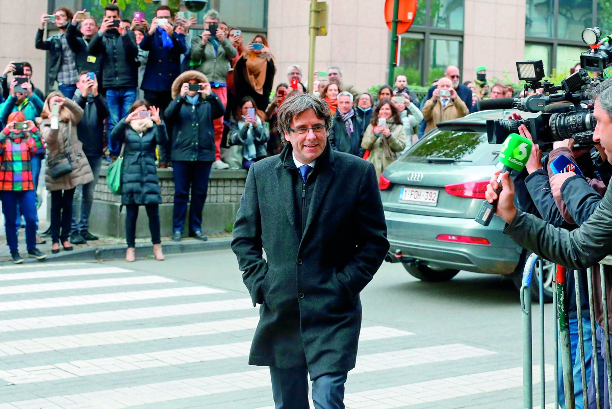 Dismissed Catalonia's leader Carles Puigdemont arrives to address media representatives at The Press Club in Brussels on October 31, 2017. AFP / Nicolas Maeterlinck