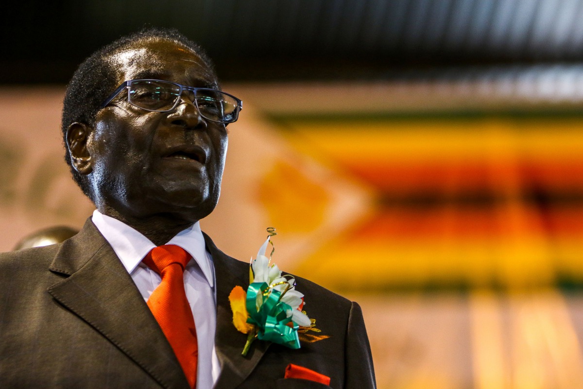 Zimbabwe President Robert Mugabe attends a meeting with the Zimbabwe National Liberation War Veterans Associatioin on April 7, 2016 in Harare. (AFP / Jekesai Njikizana)