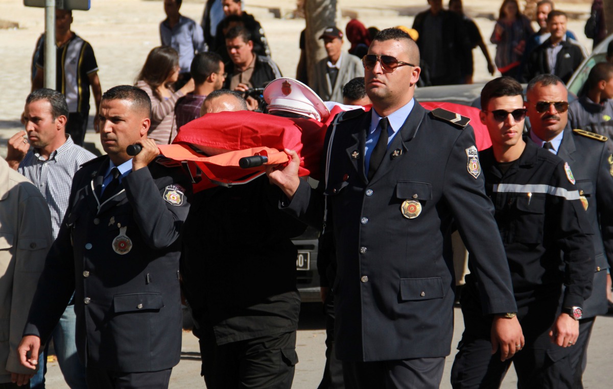 Tunisian policemen take part in a symbolic funeral on November 3, 2017 in the city of Sfax during a march in solidarity with a policeman who died a day earlier after he was stabbed outside parliament in the capital Tunis. AFP / Houssem Zouari