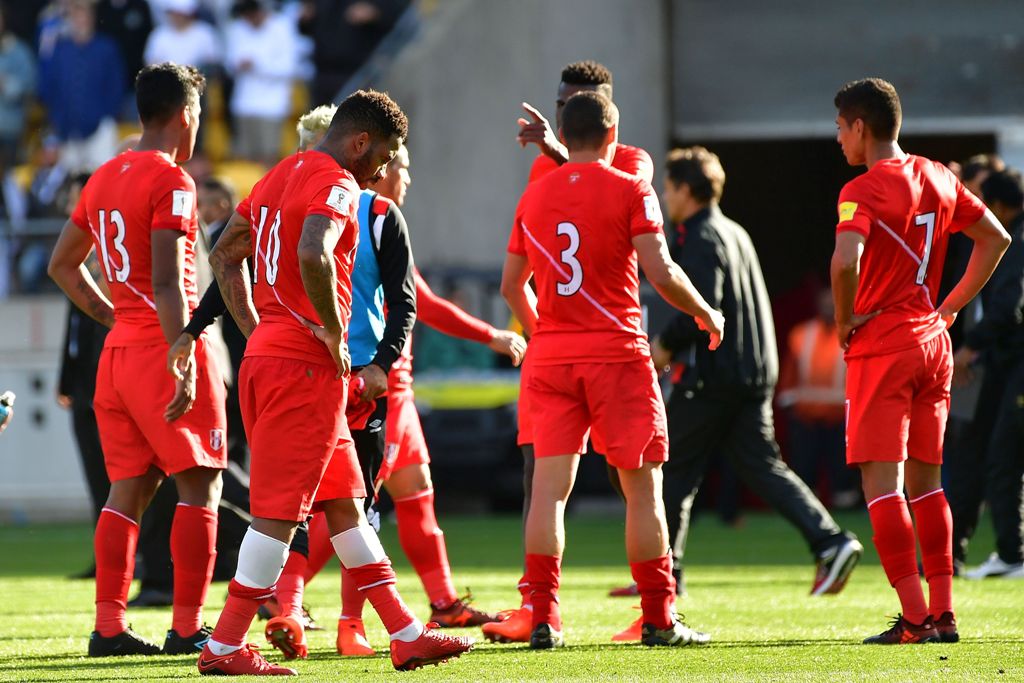 Peru's players react after a draw during the World Cup football qualifying match between New Zealand and Peru at Westpac Stadium in Wellington on November 11, 2017. / AFP / Marty MELVILLE

