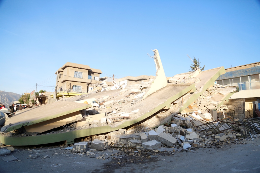 A collapsed house is seen, after a 7.3 magnitude earthquake hit northern Iraq, in Derbendihan district of Sulaymaniyah, Iraq on November 12, 2017. / ( Yunus Kele? - Anadolu Agency ).