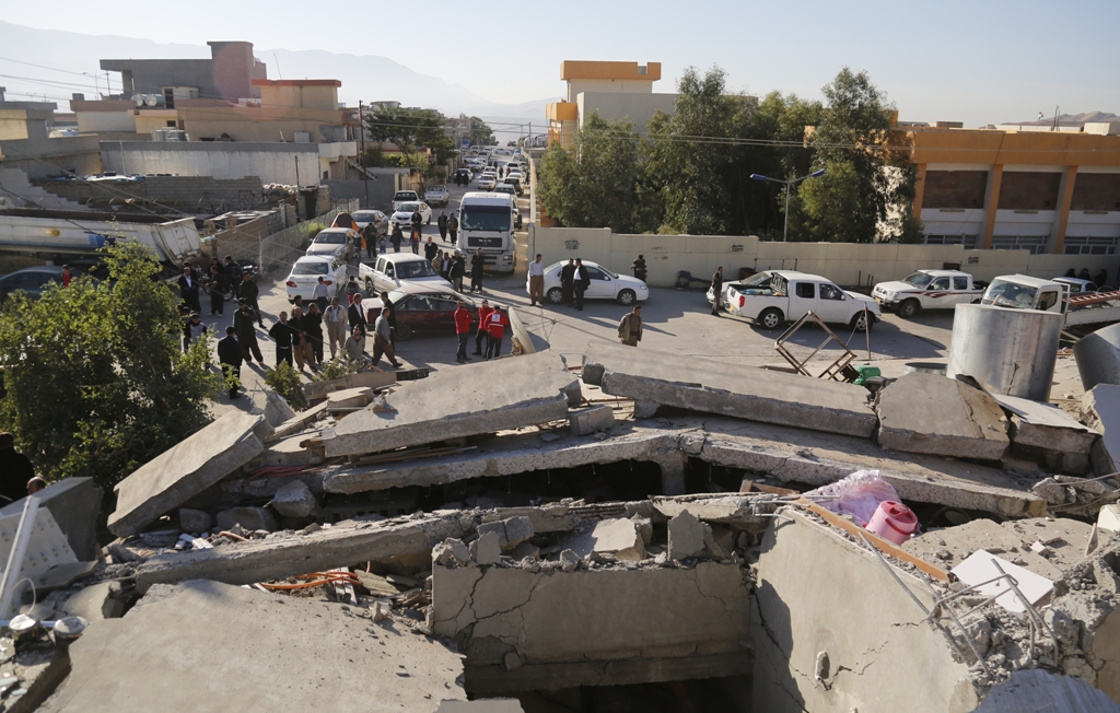 Collapsed buildings are seen in Derbendihan district of Sulaymaniyah, Iraq on November 13, 2017 following a 7.3 magnitude earthquake that hit the Iraq and Iran. / ( Yunus Kele? - Anadolu Agency ).