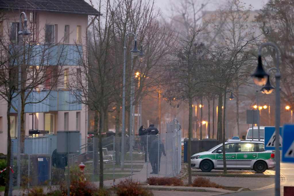 Policemen stand in front of a house of a reception centre for asylum seekers in Bamberg, southern Germany, on early November 15, 2017.  AFP / dpa / Daniel Karmann
