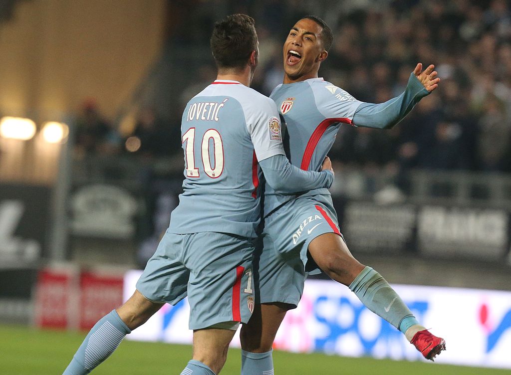 Monaco's Montenegrin forward Stevan Jovetic (L) celebrates with Monaco's Belgian midfielder Youri Tielemans after scoring a goal during the French L1 football match Amiens vs Monaco on October 17, 2017 at the Licorne Stadium in Amiens. / AFP / FRANCOIS NA