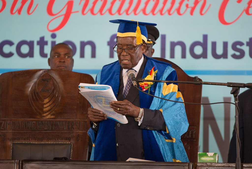 Zimbabwean President Robert Mugabe (C) makes his first public appearance four days after the Zimbabwe National Army (ZNA) took over control of government in Harare, Zimbabwe, 17 November 2017. (Tafadzwa Ufumeli - Anadolu Agency)
