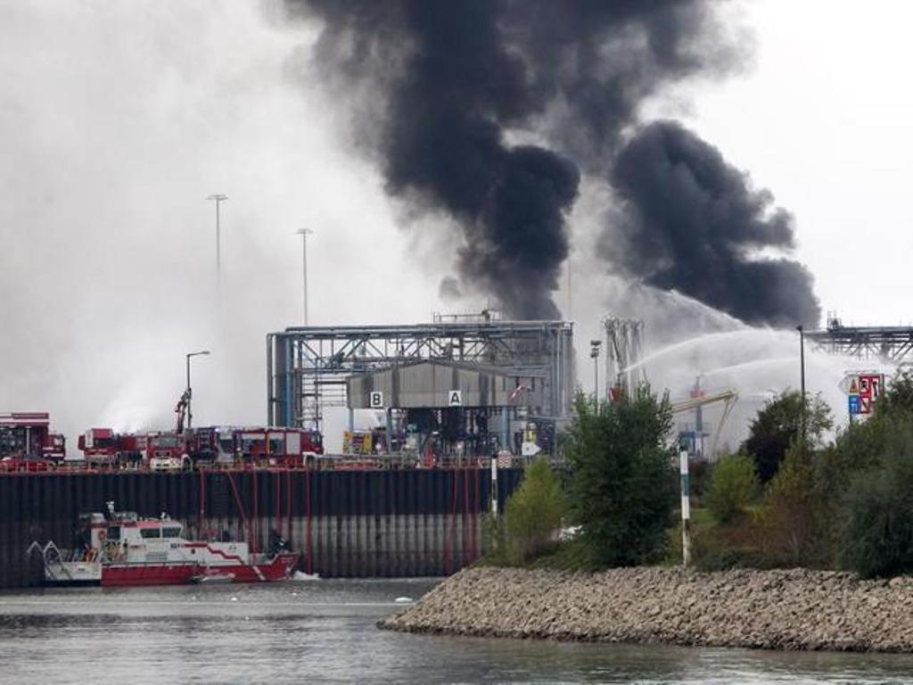 A long column of smoke rises from the Chemical plant of the BASF site in Ludwigshafen, western Germany on October 17, 2016. (AFP).