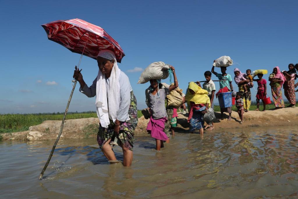 Rohingya refugees walk towards a refugee camp after crossing the border in Anjuman Para near Cox's Bazar, Bangladesh, November 19, 2017. REUTERS/Mohammad Ponir Hossain.