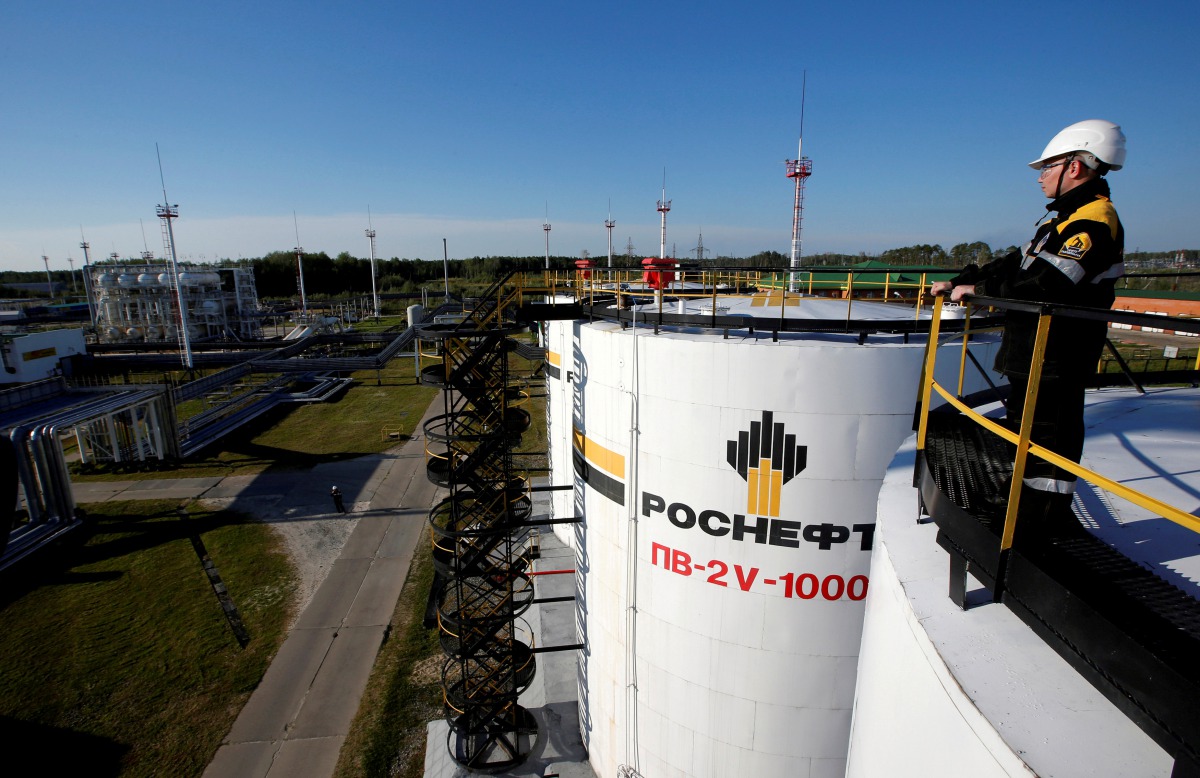 A worker is seen at the central processing facility of the Rosneft-owned Priobskoye oil field outside the West Siberian city of Nefteyugansk, Russia, August 4, 2016. Reuters/Sergei Karpukhin