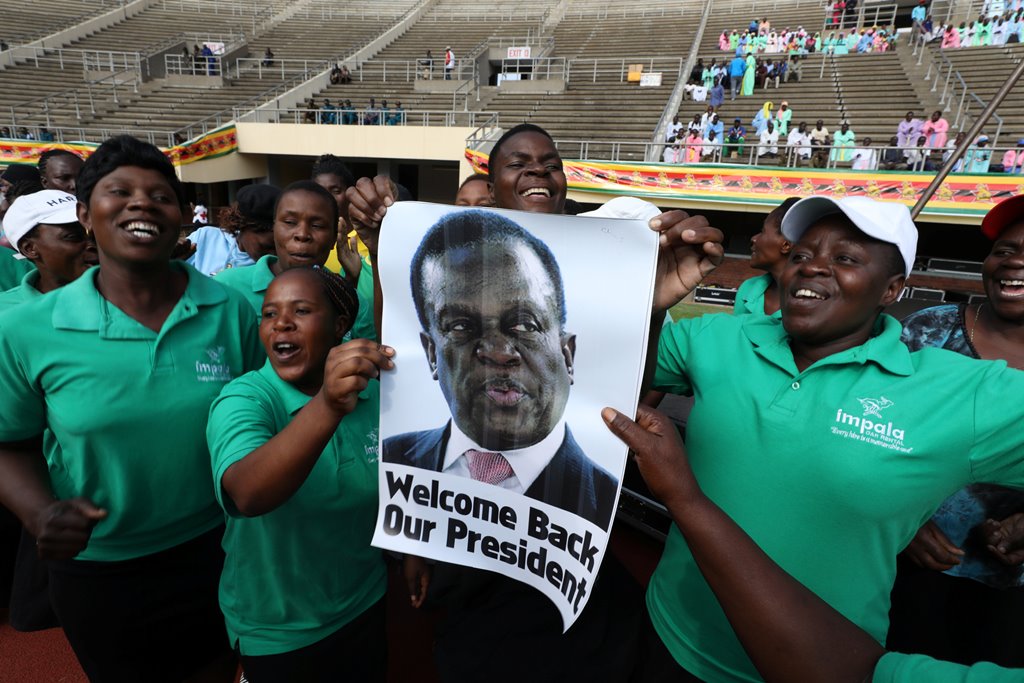 People wait for the inauguration ceremony to swear in Zimbabwe's former vice president Emmerson Mnangagwa as president in Harare, Zimbabwe, November 24, 2017. REUTERS/Mike Hutchings

