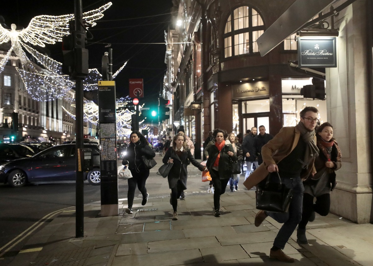 People run down Oxford Street, London, Britain November 24, 2017. Reuters/Simon Dawson