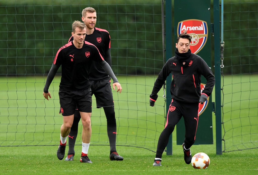 Arsenal's Mesut Ozil, Per Mertesacker and Rob Holding during training Action Images via Reuters/Tony O'Brien
