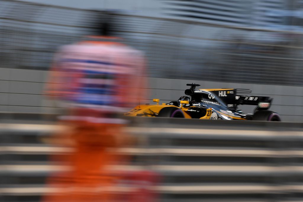 Renault's German driver Nico Hulkenberg steers his car during the Abu Dhabi Formula One Grand Prix at the Yas Marina circuit on November 26, 2017. / AFP / Andrej ISAKOVIC
