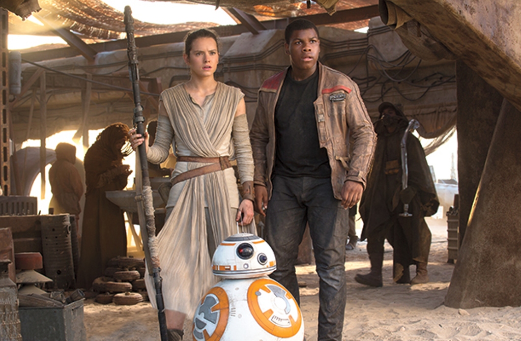 A still of the actors Daisy Ridley and John Boyega from the movie Star Wars: The Force Awakens.
