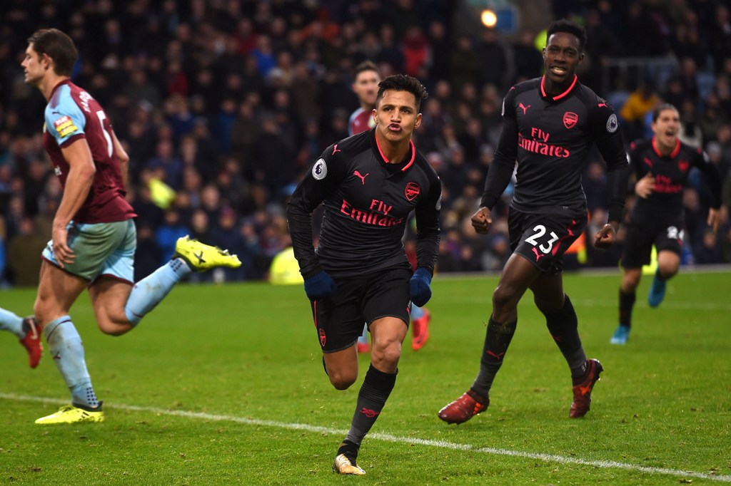 Arsenal's Chilean striker Alexis Sanchez celebrates scoring a penalty during the English Premier League football match between Burnley and Arsenal at Turf Moor in Burnley, north west England on November 26, 2017. AFP / PAUL ELLIS  

