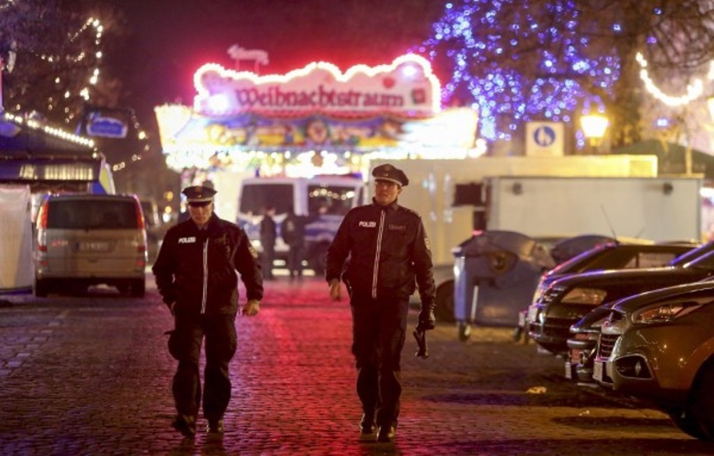 Police patrol the area after an explosive was found at Christmas market in Potsdam, near Berlin, Germany on December 1, 2017. Photo: Adam BERRY / AFP.