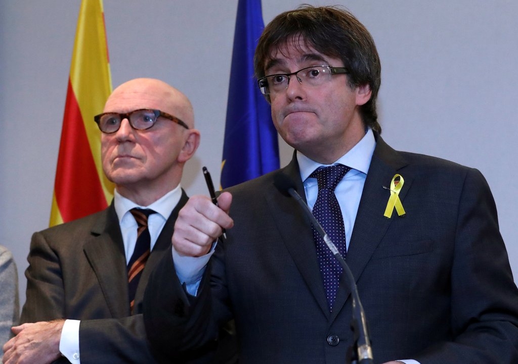 Ousted Catalan leader Carles Puigdemont (R) and his lawyer Paul Bekaert take part in a news conference in Brussels, Belgium, December 6, 2017. REUTERS/Yves Herman