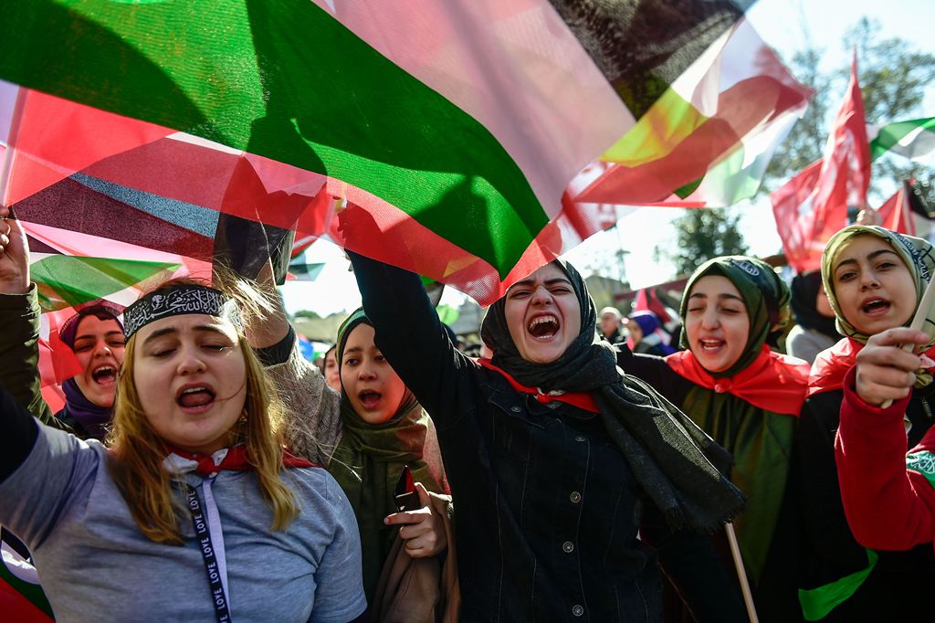 Pro-Palestinian protesters chant slogans and wave Palestinian flags during a demonstration against the US president's recognition of Jerusalem as Israel's capital in Istanbul on December 8, 2017. (AFP / YASIN AKGUL)