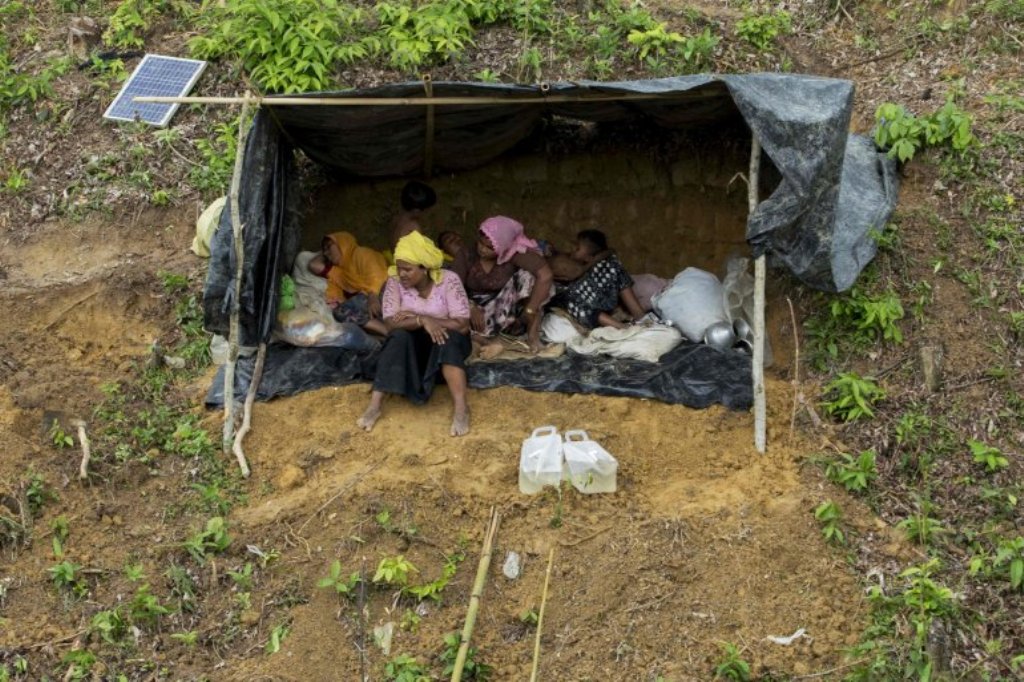 A file photo of Rohingya refugees take shelter in a no-man's land between Bangladesh and Myanmar. AFP / K.M. Asad