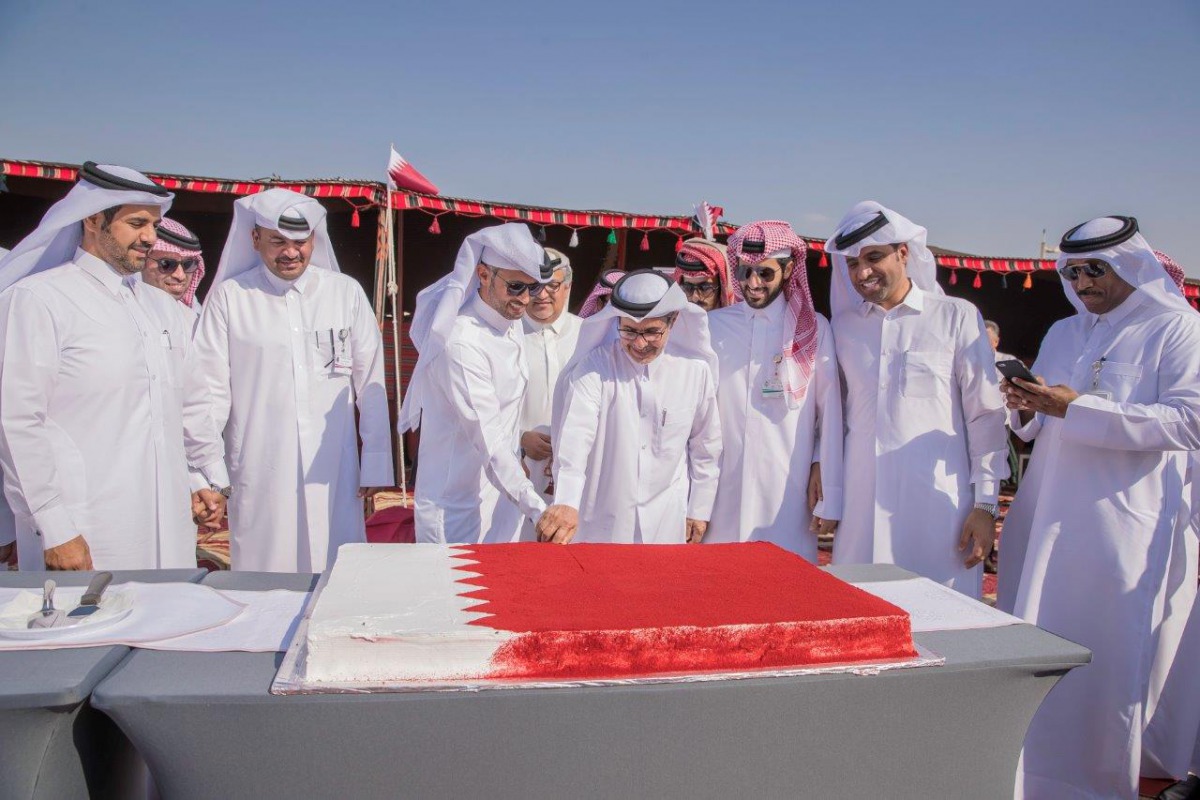Mohammed Khalifa Al Suwaidi and Ali Salem Afifa cutting the QND celebration cake.