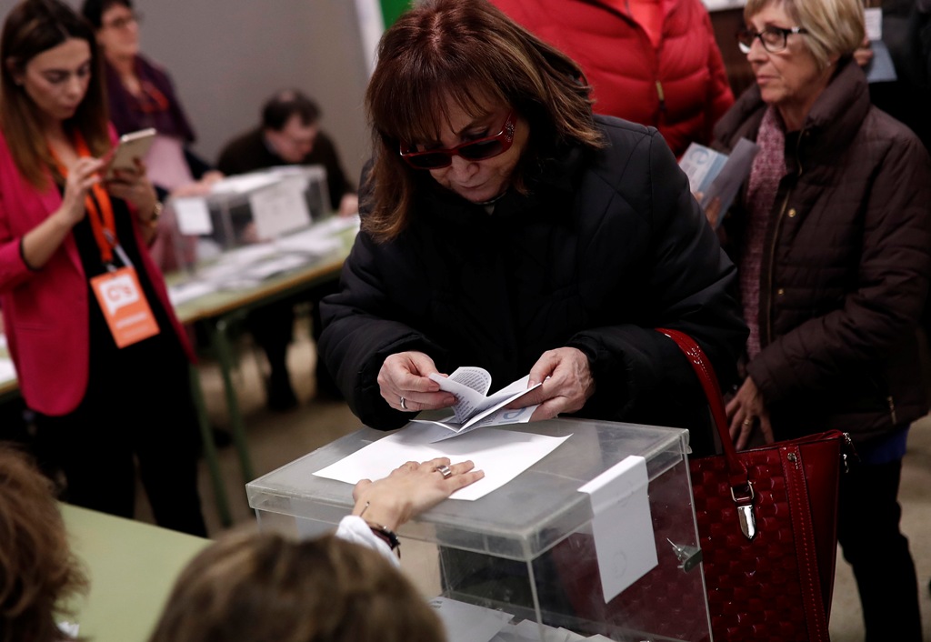 Voters cast their ballots at polling station for the Catalan regional parliamentary elections, between separatists and pro-unity Catalans, in Barcelona, Spain on December 21, 2017. ( Burak Akbulut - Anadolu Agency ).