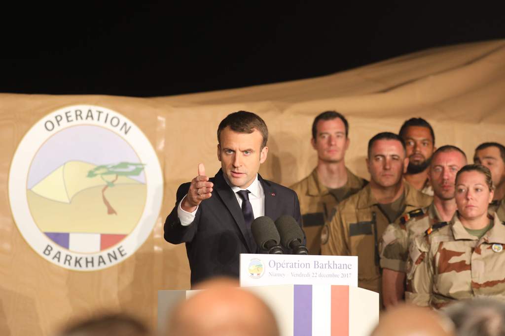 French president Emmanuel Macron gestures as he speaks to 700 French soldiers of Barkhane forces on December 22, 2017 during a visit at the French air force base in Niamey. / AFP / ludovic MARIN