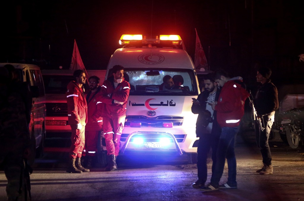 Syrian staff from the International Committee of the Red Cross take part in an evacuation operation in Douma in the eastern Ghouta region on the outskirts of the capital Damascus late on December 26, 2017. / AFP.