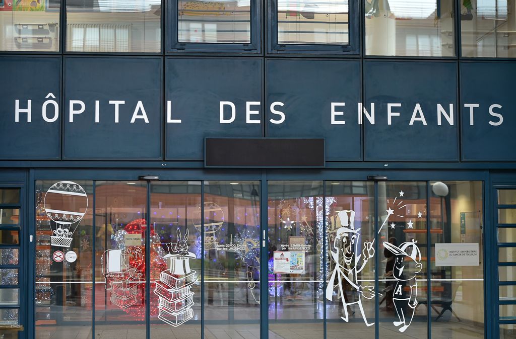 The entrance to the Purpan Children Hospital in Toulouse, southern France, is pictured on January 6, 2018. / AFP / REMY GABALDA