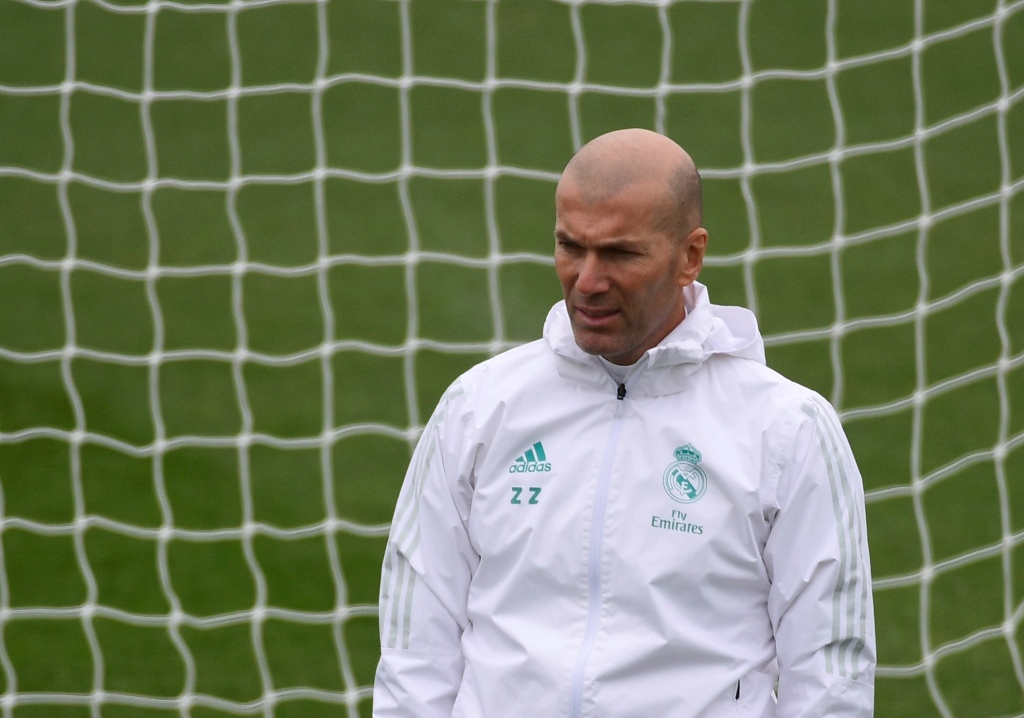 Real Madrid's French coach Zinedine Zidane attends a training session at Valdebebas Sport City in Madrid on January 9, 2018. / AFP / PIERRE-PHILIPPE MARCOU