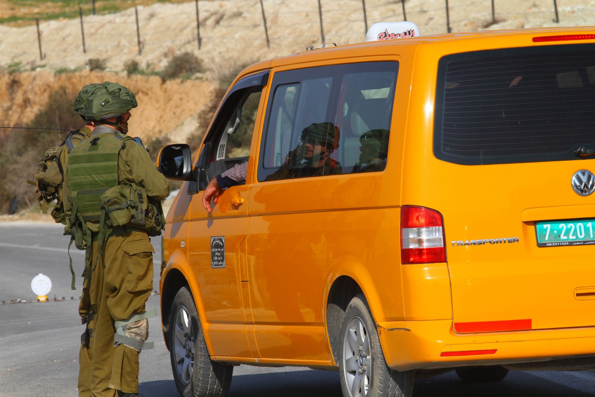 Israeli soldiers check vehicles after a Jewish settler was killed at Havat Gilad Jewish settlement neighborhood in Nablus, West Bank on January 10, 2018. (Nedal Eshtayah / Anadolu Agency)

