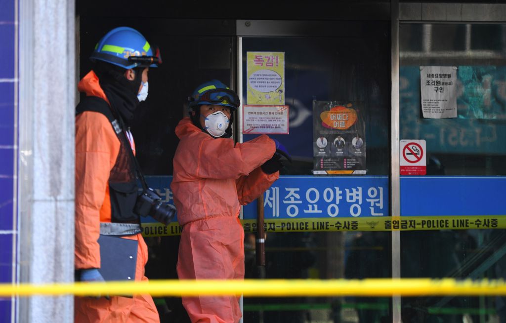South Korean investigators inspect the scene of the January 26 hospital fire in Miryang on January 27, 2018. / AFP / JUNG Yeon-Je