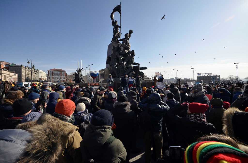 Supporters of russian opposition leader Alexei Navalny attend a rally for a boycott of a March 18 presidential election in the far eastern city of Vladivostok, russia January 28, 2018. REUTERS/Yuri Maltsev
