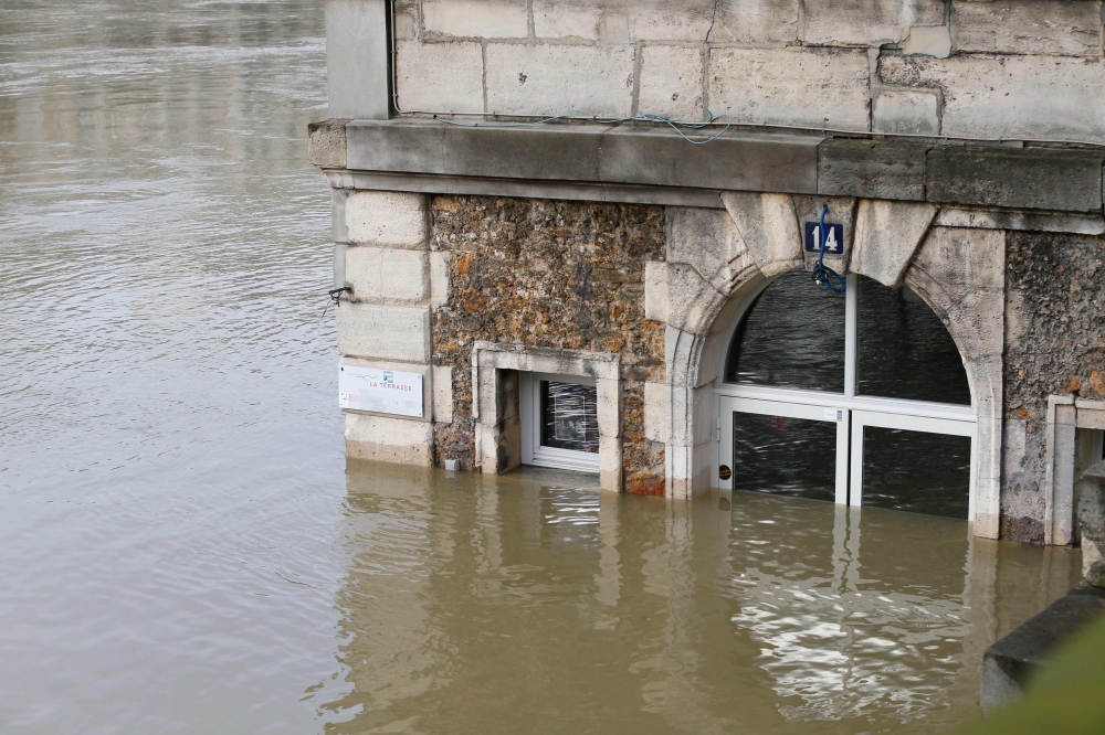 This photo was taken on January 28, 2018, shows the cafe 'Les Nautes' in Paris partly immersed in the the water of the Seine river.   AFP / GEOFFROY VAN DER HASSELT