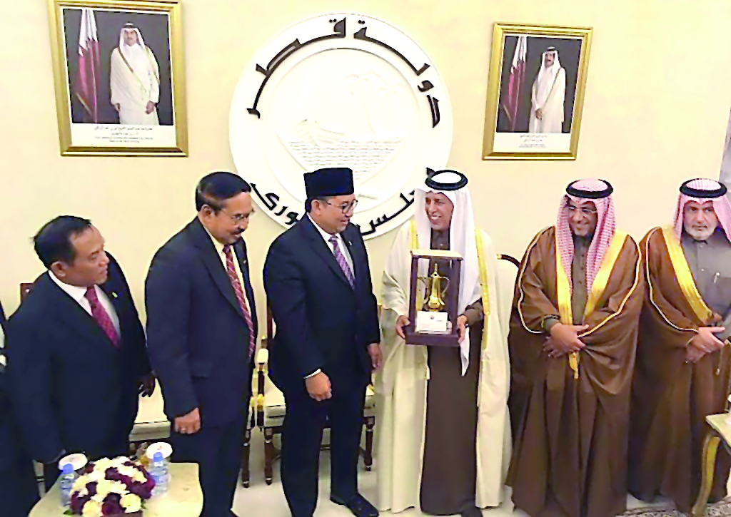 The Speaker of the Advisory Council H E Ahmed bin Abdullah bin Zaid Al Mahmoud with Indonesian Deputy Speaker of the House of Representative, Dr Fadli Zon and his accompanying delegation and other Qatari officials, during a ceremony. 