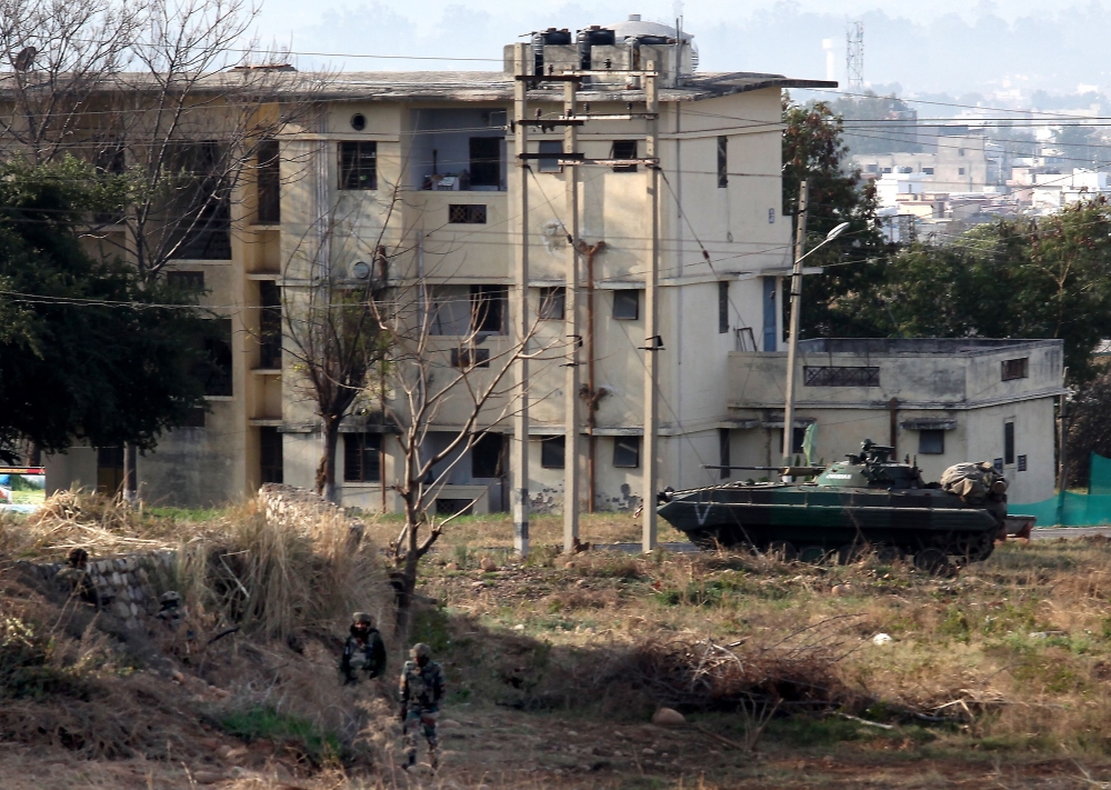 Indian Army soldiers take positions outside the residential quarters on the second day of a militant attack at Sunjwan Army camp in Jammu on February 11, 2018. AFP / Rakesh BAKSHI