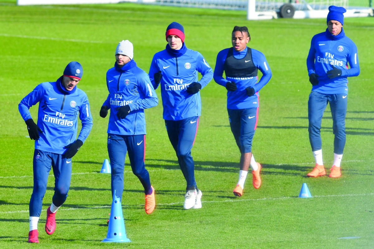 Paris Saint-Germain's Brazilian defender Thiago Silva, Paris Saint-Germain's midfielder Lassana Diarra, Paris Saint-Germain's Italian midfielder Thiago Motta and Paris Saint-Germain's French forward Kylian Mbappe take part in a training session in Saint-G