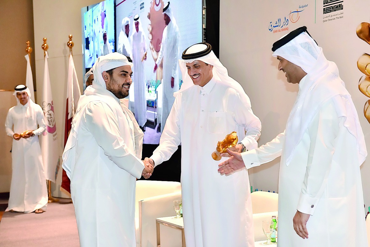 Sheikh Dr Khalid bin Thani bin Abdullah Al Thani (centre), Vice-Chairman of the Board of Directors of Dar Al Sharq Group, and Dr Sheikh Thani bin Ali bin Saud Al Thani (right), board member of QICCA, presenting the award to Ramez Al Khayyat, Vice-Chairman