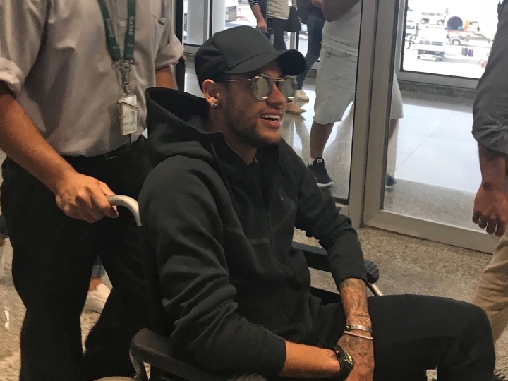 Brazilian superstar Neymar arrives at Rio de Janeiro after flying from Paris on March 1, 2018 ahead of an operation on his fractured foot.  AFP / Claire Dornald Clauzel 
