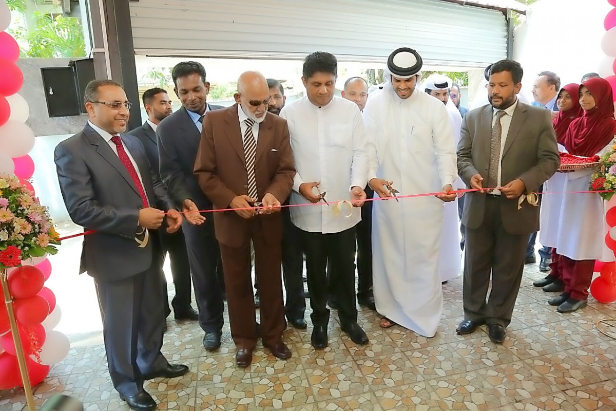 Sri Lanka’s Minister of City Planning and Water Supply, Kader Masthan, Qatar’s Ambassador to Colombo, Rashid bin Shafi Al Marri, and other officials during the inauguration.