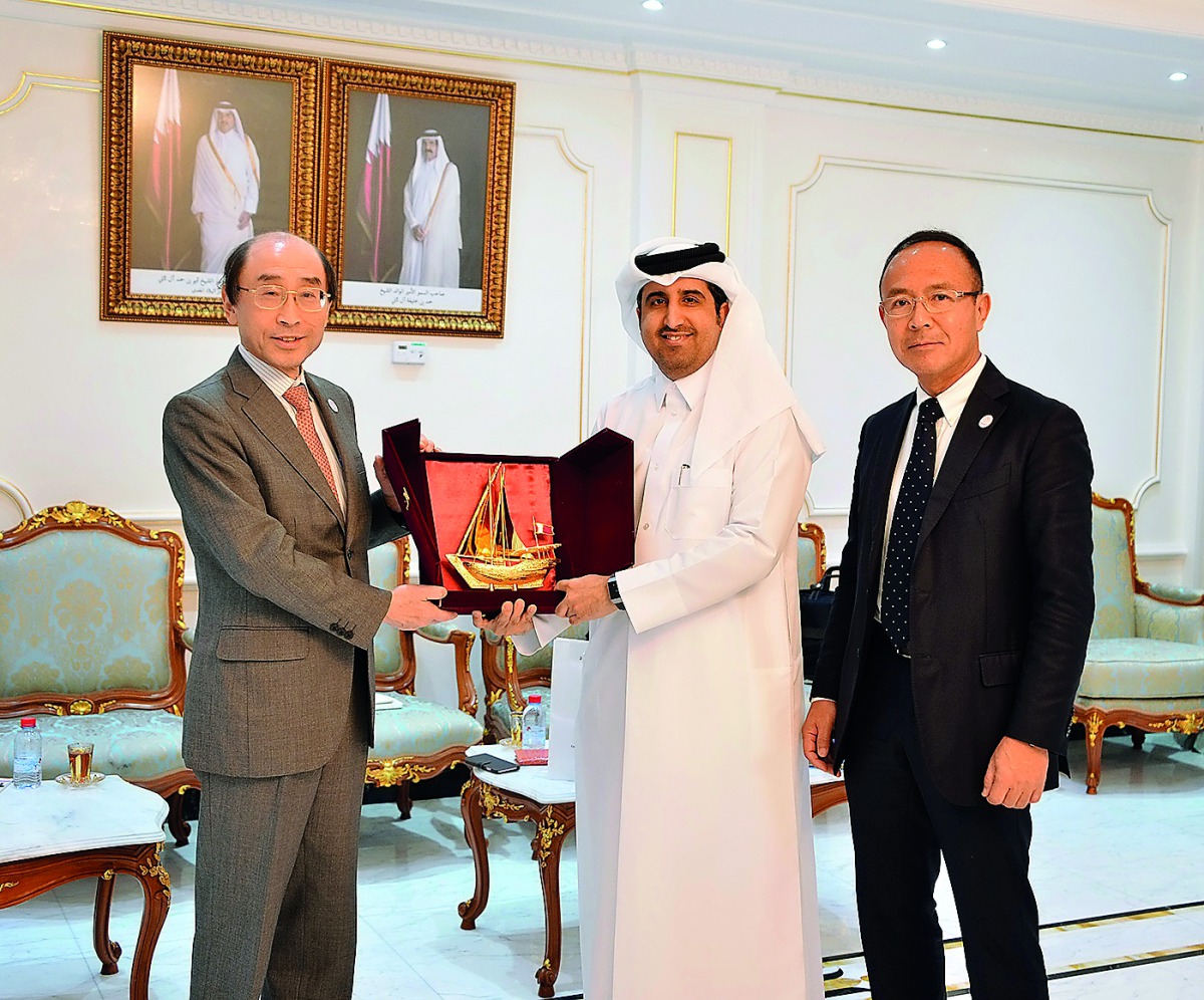 Saleh bin Hamad Al Sharqi (centre), Director-General, Qatar Chamber exchanging memento with  Shigeru Endo (left), special envoy of Japan’s Ministry of Foreign Affairs for EXPO 2025.