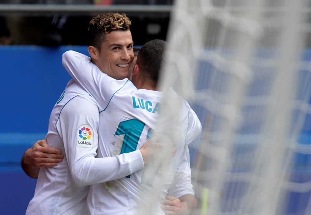 Real Madrid’s Cristiano Ronaldo celebrates scoring their second goal with team mates. REUTERS/Vincent West
