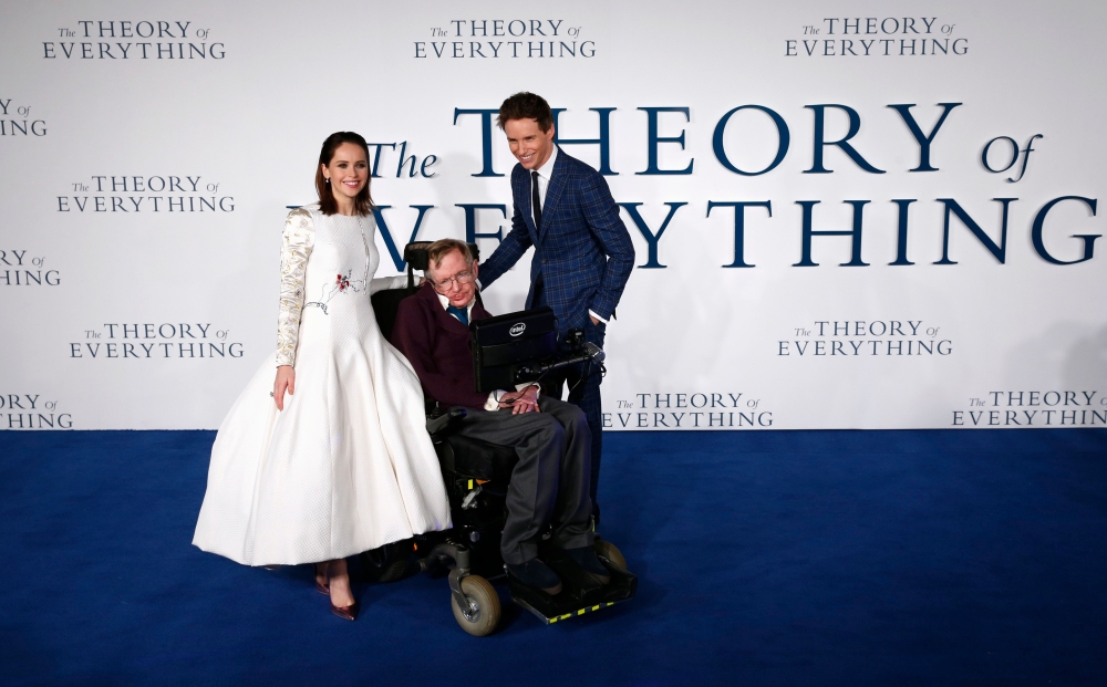 (FILES) In this file photo taken on December 09, 2014 British actors Felicity Jones (L) and Eddie Redmayne (R) pose with British scientist Stephen Hawking (C) at the UK premiere of the film 'The Theory of Everything' in London. AFP / Justin Tallis 