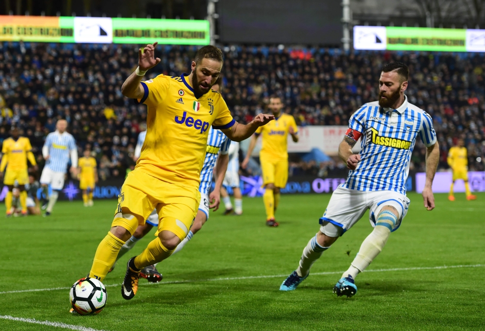 Juventus' Argentinian forward Gonzalo Gerardo Higuain (L) vies with Spal's captain Italian forward Mirco Antenucci during the Italian Serie A football match Spal vs Juventus at the Paolo-Mazza stadium in Ferrara on March 17, 2018. / AFP / MIGUEL MEDINA