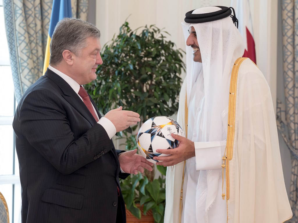 Emir H H Sheikh Tamim bin Hamad Al Thani with President of the Republic of Ukraine Petro Poroshenko, at the Emiri Diwan yesterday.
