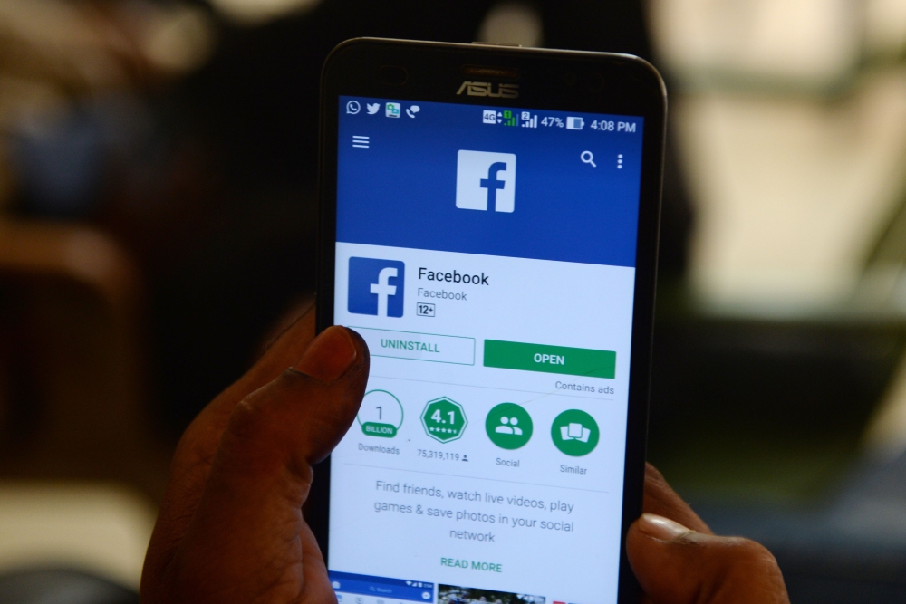 This photo illustration taken on March 22, 2018 shows apps for Facebook and other social networks on a smartphone in Chennai. / AFP / ARUN SANKAR
