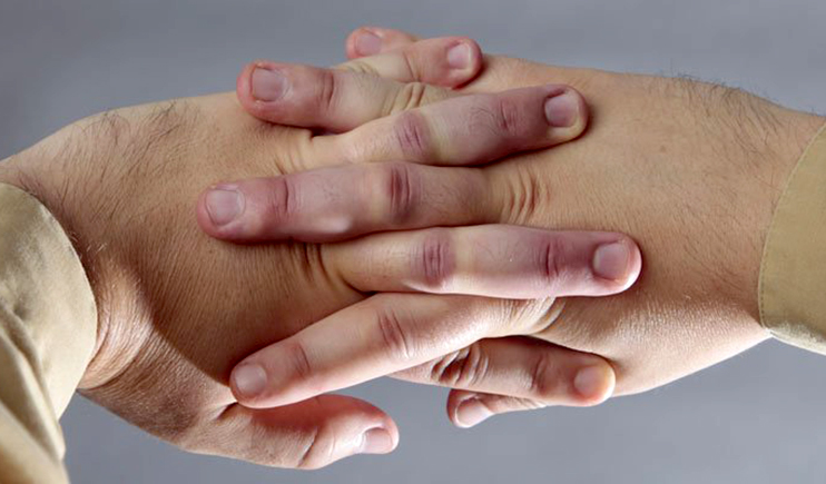 Love it or loathe it, knuckle-cracking is very common. Earlier studies have established that not all joints can be cracked, and that -- for that those that can -- the act can't be repeated for another 20 minutes.
Knuckle-cracking is a common habit (Pictu