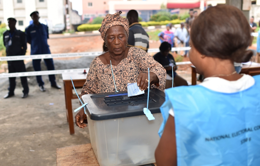 A woman casts a vote at a polling station in Freetown on March 31, 2018 during a country's general elections.  AFP / ISSOUF SANOGO
