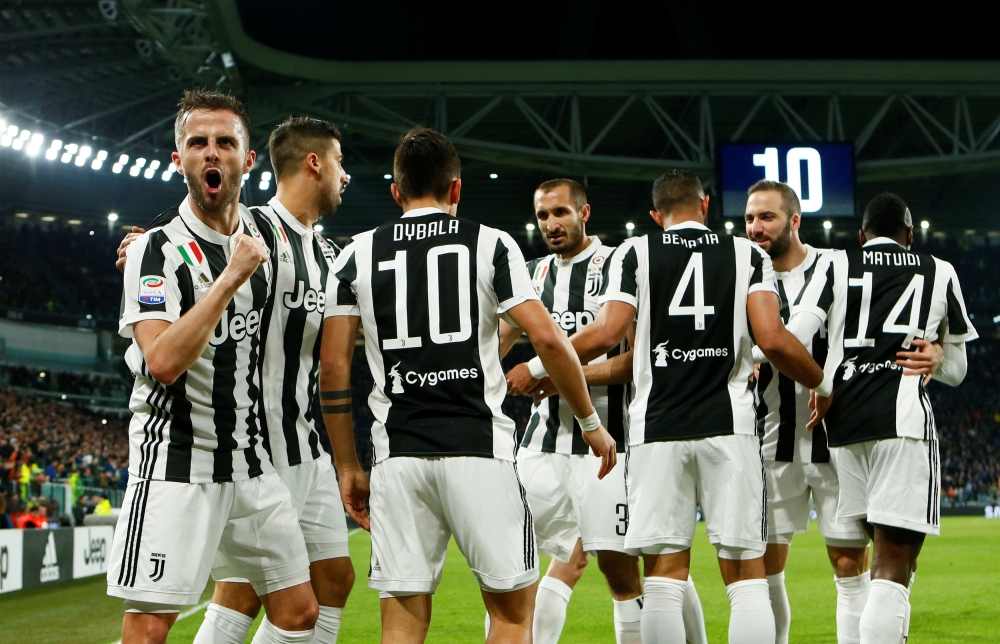Juventus' Paulo Dybala celebrates with team mates after scoring their first goal REUTERS/Alessandro Garofalo
