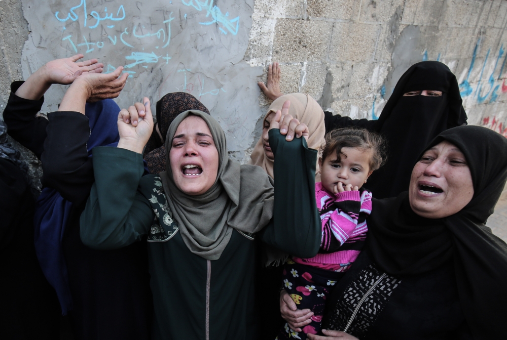 Palestinian women mourn in Khan Yunis, in the southern Gaza Strip on April 2, 2018 during the funeral of Faris al-Raqib, who died from his injuries after being shot in the stomach by Israeli forces a few days earlier.  AFP / Said Khatib