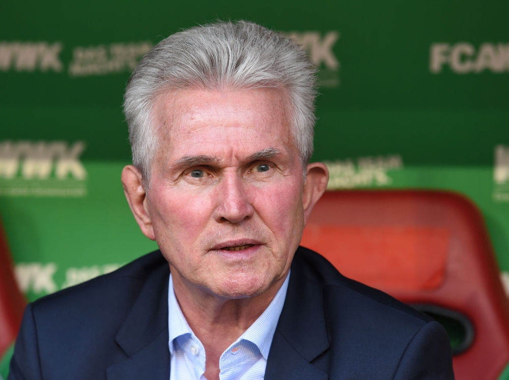 Bayern Munich's headcoach Jupp Heynckes waits ahead the German first division Bundesliga football match FC Augsburg vs FC Bayern Munich in Augsburg, southern Germany, on April 7, 2018.  AFP / Christof STACHE